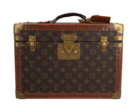 LOUIS VUITTON VINTAGE Kosmetikkoffer. Monogram Canvas Serie mit goldfarbenen Beschlägen und Griff aus naturbelassenem Leder. 