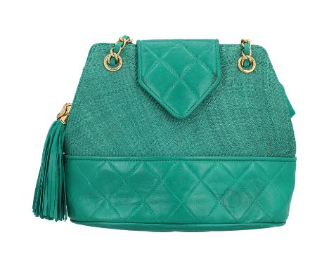 CHANEL VINTAGE Schultertasche, Koll.: 1989-1991. Grünes Modell aus Lammleder und Bast mit goldfarbener Hardware, Diamantstepp