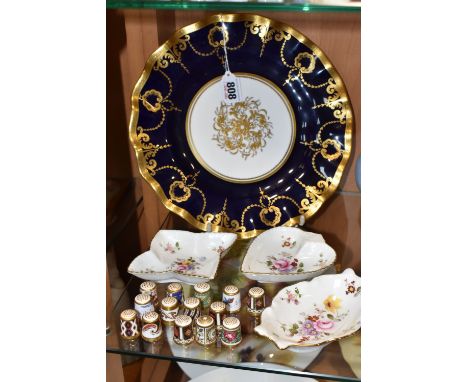 A COLLECTION OF EIGHTEEN ROYAL CROWN DERBY CERAMICS to include a  gilt and cobalt blue scalloped edged plate (with an XLIV/19