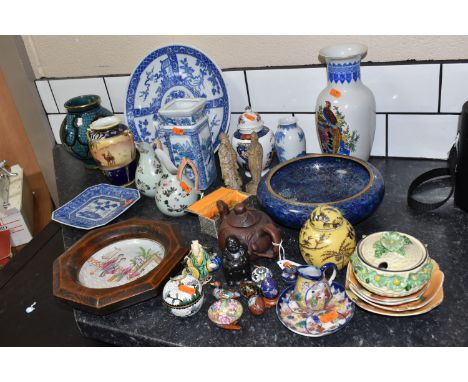 A GROUP OF WORCESTER FIRST PERIOD CERAMICS to include a mid to late eighteenth century butter dish, decorated with a 'fence' 