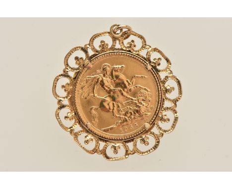A MOUNTED FULL GOLD SOVEREIGN COIN PENDANT,  depicting Queen Elizabeth II, dated 1965, claw set within an open work scallop s