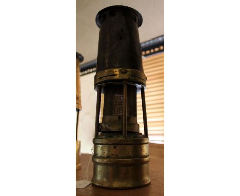 Miners safety lamp, No 437