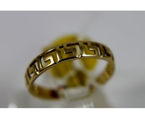 9ct yellow gold Celtic ring, size L