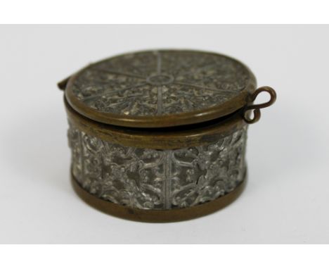 Metal snuff box with repousse decoration to sides, D ~ 4.5cm