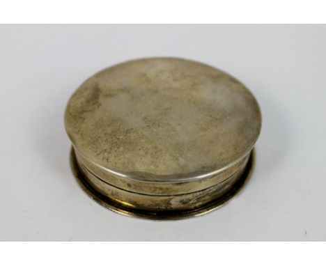 Circular silver snuff box, Chester 1904, 32g