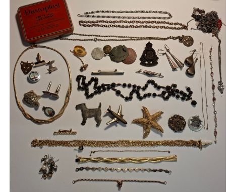A quantity of vintage jewellery and small collectables to include a Royal Corps Army Ordinance hat badge, an early 20th Centu