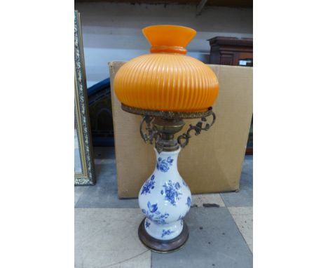 A blue and white porcelain table lamp 