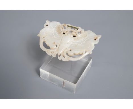 A Chinese white jade butterfly button, Ming/Qing     Dim.: 7,5 x 5 cm (the butterfly)H.: 6,5 cm (incl. stand)         Conditi