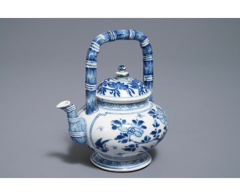 A Chinese blue and white gate-handled teapot and cover, Kangxi     H.: 15 cm - L .: 13,5 cm         Condition reports and hig