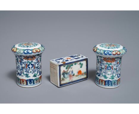 A pair of Chinese doucai scroll ends and a famille rose paper weight, 19/20th C.     H.: 6 cm (the scroll ends)         Condi