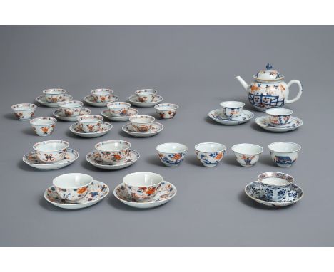 A Chinese Imari-style teapot, 21 cups and 14 saucers, Kangxi/Qianlong     L.: 18,5 cm - H.: 13,5 cm (the teapot)Dia.: 12 cm (