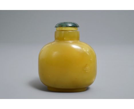 A Chinese yellow jade snuff bottle, 18th C.     H.: 6 cm         Condition reports and high resolution pictures are available