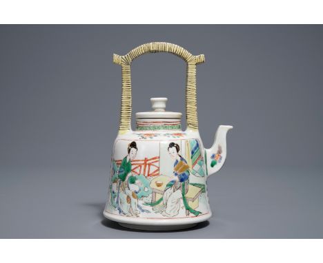 A fine Chinese famille verte teapot and cover, Kangxi     H.: 17 cm - L .: 12 cm         Condition reports and high resolutio