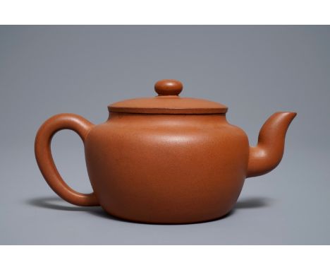 A Chinese Yixing stoneware teapot and cover, 19/20th C.     L .: 21,5 cm - H.: 11 cm         Condition reports and high resol