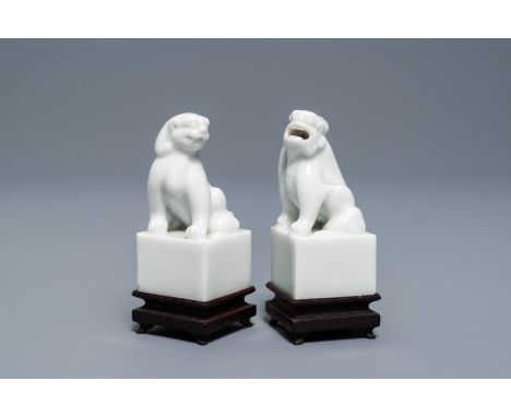 A pair of Chinese Dehua blanc de Chine seals with lions, impressed sealmarks, Kangxi     H.: 9 cm (incl. stand)  Provenance: 