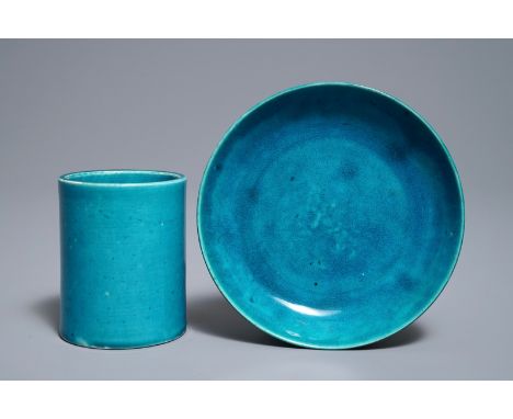 A Chinese monochrome turquoise-glazed brush pot and a plate, Kangxi     Dia.: 14 cm (the plate)H.: 9 cm - Dia.: 7 cm (the bru