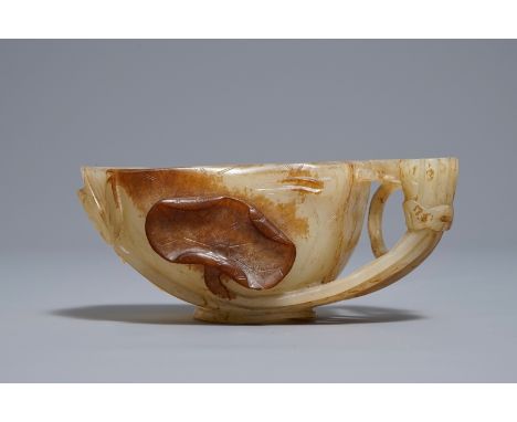 A Chinese lotus-shaped russet jade libation cup, 18/19th C.     L .: 12,5 cm - H.: 5 cm         Condition reports and high re