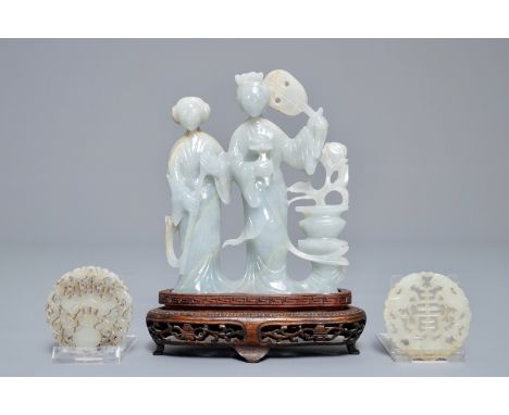 A Chinese jade group of two ladies and two reticulated buttons, 19/20th C.     Dia.: 5,5 cm (the buttons)H.: 18 cm (the figur