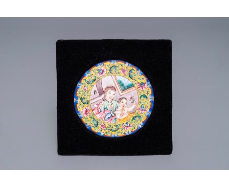 A fine Chinese Canton enamel 'Europeans' medallion, Qianlong     H.: 10,5 cm - B.: 10,5 cm (the frame)         Condition repo