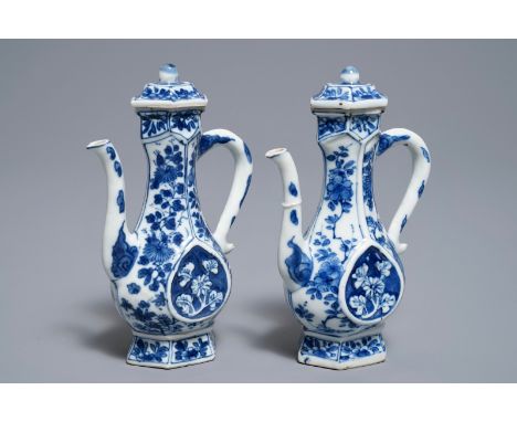 A pair of Chinese blue and white ewers and covers with floral design, Kangxi     H.: 14 cm - L.: 9,5 cm         Condition rep