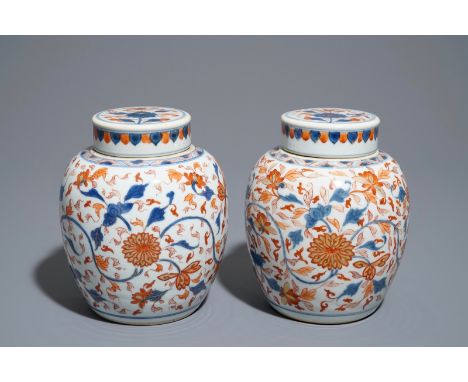 A pair of Chinese Imari-style ginger jars and covers, Kangxi     H.: 20 cm         Condition reports and high resolution pict