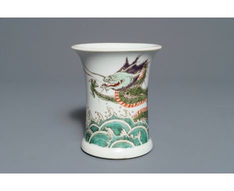 A Chinese famille verte Kangxi style 'dragon' brushpot, 19/20th C.     H.: 14 cm - Dia.: 12 cm         Condition reports and 