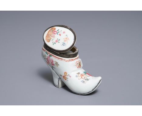 A Chinese silver-mounted famille rose shoe-form snuff box, Qianlong     H.: 6,5 cm         Condition reports and high resolut
