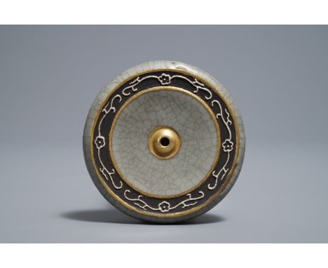 A Chinese crackle glazed round scroll weight, Qianlong mark, 19/20th C.     Dia.: 8,5 cm - H.: 1,5 cm         Condition repor