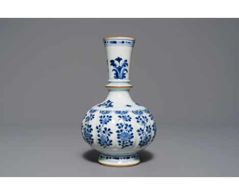 A lobed Chinese blue and white Islamic market huqqa base, Kangxi     H.: 20 cm         Condition reports and high resolution 