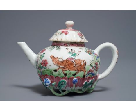 A Chinese famille rose teapot and cover with applied decoration of flowers and vines, Yongzheng     H.: 11 cm - L .: 16 cm   