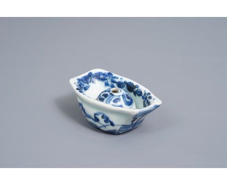A Chinese blue and white trick cup, Transitional period     Dim.: 9 x 5,5 x 3,5 cm  See also: Rijksmuseum, Amsterdam, Object 
