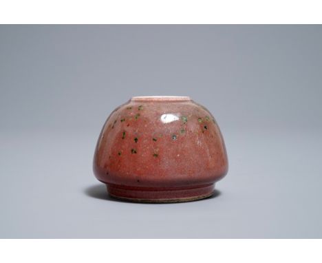 A Chinese peachbloom-glazed brush washer, Kangxi mark, 19th C.     H.: 6,5 cm - Dia.: 9 cm         Condition reports and high