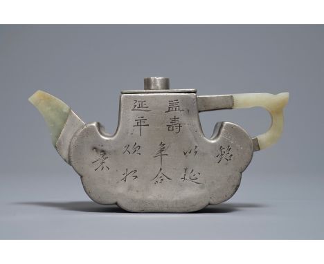 A Chinese jade-topped pewter-encased Yixing stoneware teapot and cover, 19th C.     H.: 8,5 cm - L .: 16,5 cm         Conditi