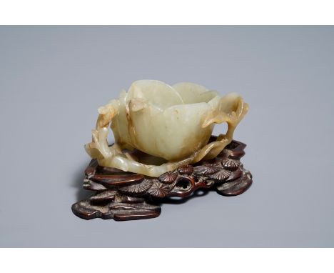 A Chinese lotus-shaped jade libation cup on stand, 18/19th C.     H.: 6,5 cm - L .: 13 cm (incl. base)H.: 4,5 cm - L .: 11 cm