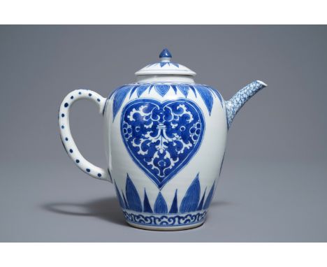 A large Chinese ovoid-shaped blue and white teapot, Kangxi     L .: 21 cm - H.: 17 cm         Condition reports and high reso