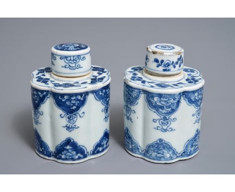 A pair of Chinese blue and white tea caddies and covers, Kangxi     H.: 10,5 cm         Condition reports and high resolution