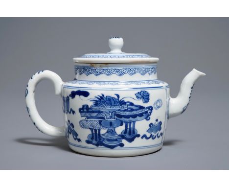 A Chinese blue and white teapot and cover with antiquities design, Kangxi     H.: 10,5 cm - L .: 17,5 cm         Condition re