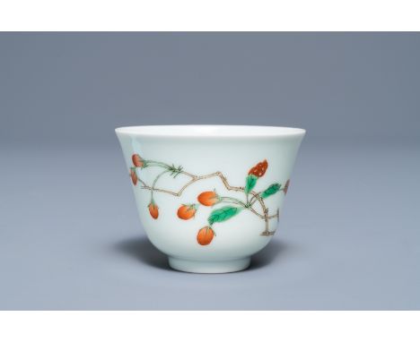 A Chinese famille verte cup with goji branches, Kangxi mark, 19/20th C.     Dia.: 6,5 cm - H.: 5 cm         Condition reports