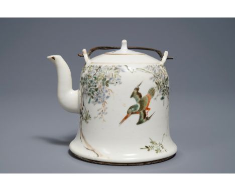 A Chinese qianjiang cai teapot and cover, 19/20th C.     H.: 12,5 cm - L.: 14,5 cm         Condition reports and high resolut