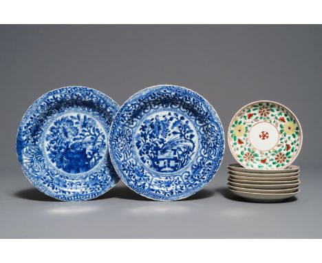 A pair of Chinese blue and white plates and 8 famille verte plates, Kangxi     Dia.: 21 cm (the plates)Dia.: 13 cm (the sauce