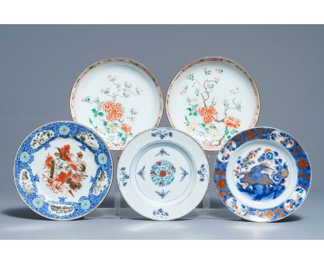 Five Chinese doucai, verte-rose and Imari-style plates, Kangxi/Qianlong     Dia.: 23 cm (the largest)         Condition repor