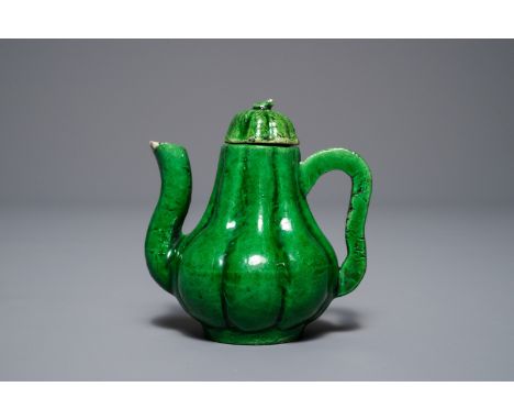 A small Chinese verte biscuit 'Chrysanthemum' teapot and cover, Kangxi     H.: 8 cm - L.: 7,5 cm  Provenance: The collection 