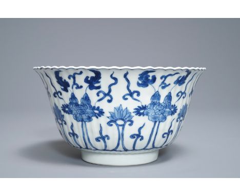 A Chinese blue and white lobed bowl, Kangxi     Dia.: 18,5 cm - H.: 10 cm         Condition reports and high resolution pictu