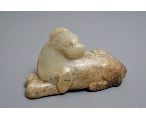 A Chinese pale greenish-grey and brown jade model of a mythical beast, Qing     L.: 9,5 cm - H.: 5 cm         Condition repor