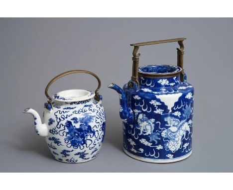 Two large Chinese blue and white Bencharong style teapots for the Thai market, 19th C.     H.: 35 cm - L.: 30 cm (the tallest