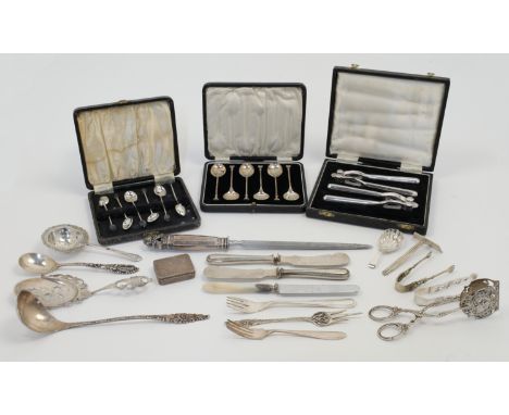 A group of flatware, including: a pair of Victorian pierced silver sugar tongs, Birmingham, 1892, John Millward Banks, 11cm l