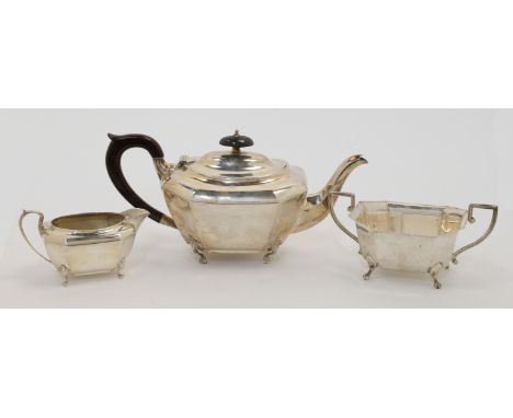 A two-piece silver tea set, comprising a teapot and a cream jug, Birmingham, 1919, Henry Matthews, on four outswept feet, the