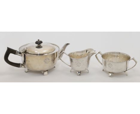 An Edwardian three-piece silver tea set, comprising: a tea pot, a cream jug and a twin handled sugar bowl, London, 1909, Stew