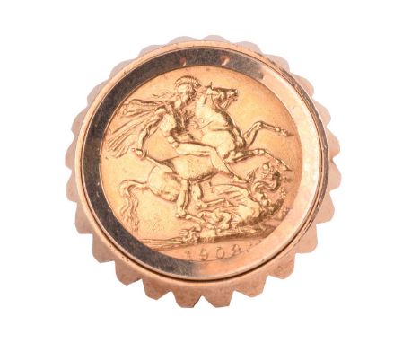An Edward VII 1908 full sovereign ring mounted in 9ct yellow gold, set in an openwork mount with kite motifs, leading to a fl
