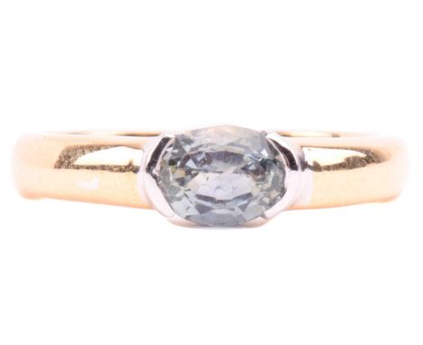 A parti-coloured sapphire ring in 18ct gold, featuring an oval-cut sapphire of yellowish-green and greyish-blue colours, appr